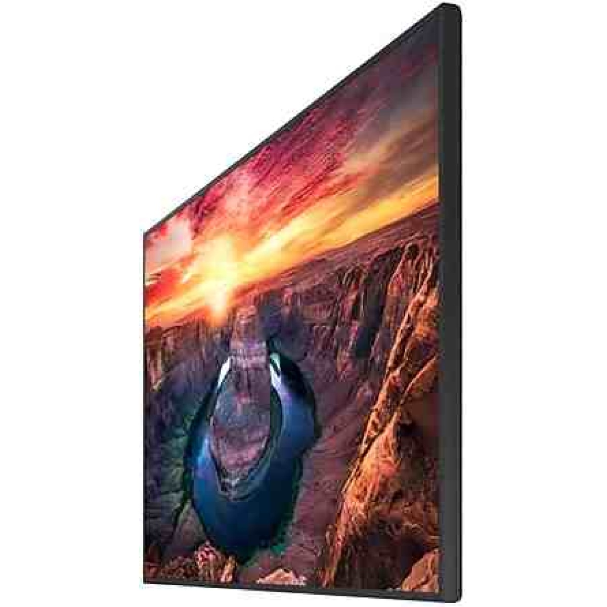 Monitor Samsung com imagem vibrante de pôr do sol em paisagem montanhosa.
