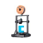 Impressora 3D Creality com filamento azul e peça impressa em destaque.