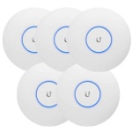 Conjunto de cinco pontos de acesso Ubiquiti UniFi, design circular e discreto.