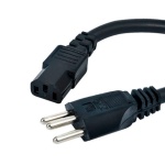 Cabo de alimentação preto com conector de três pinos.