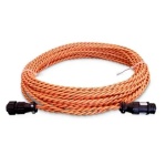 Cabo de fibra óptica laranja com conectores, ideal para transmissão de dados.