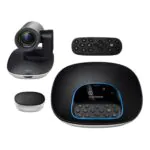 Sistema de videoconferência Polycom, com câmera, controle remoto e console.