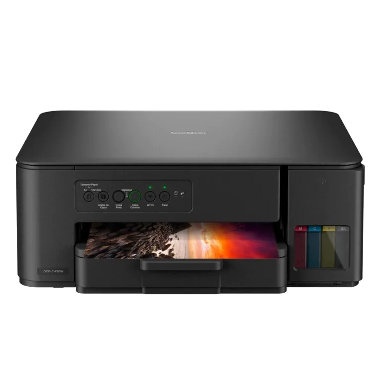 Impressora multifuncional Epson EcoTank com bandeja de impressão visível.