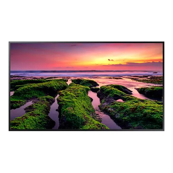 Paisagem de praia ao pôr do sol com rochas e vegetação.